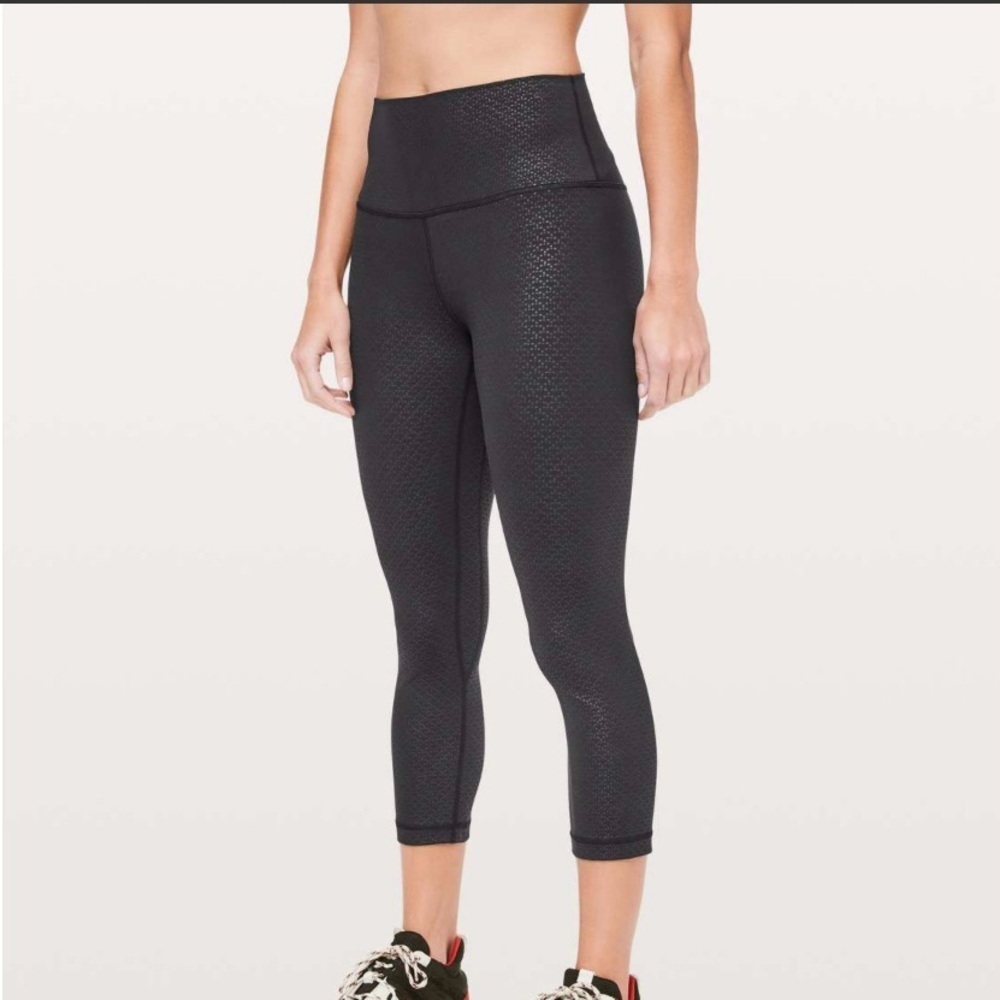 Lululemon Monochromatic Black Embossed 21” crop